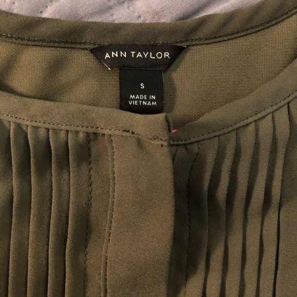 Ann Taylor Pin-tuck Shell, Khaki Moss, Size Small - Picture 3 of 3